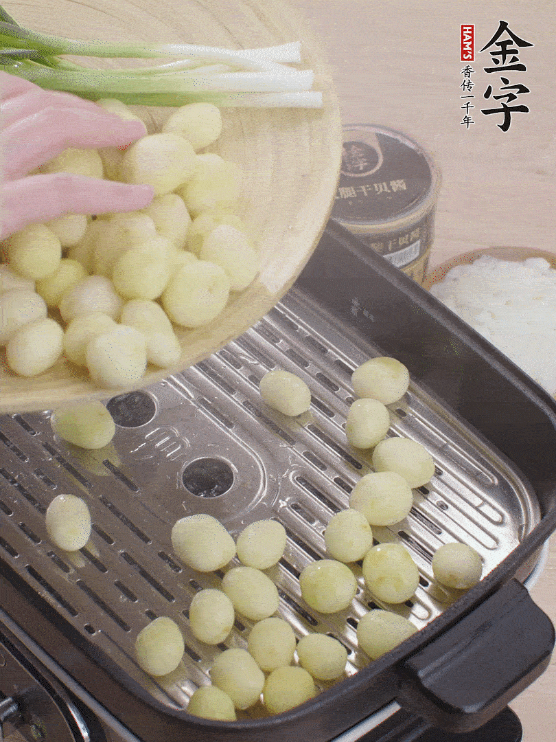 去皮小土豆蒸熟。