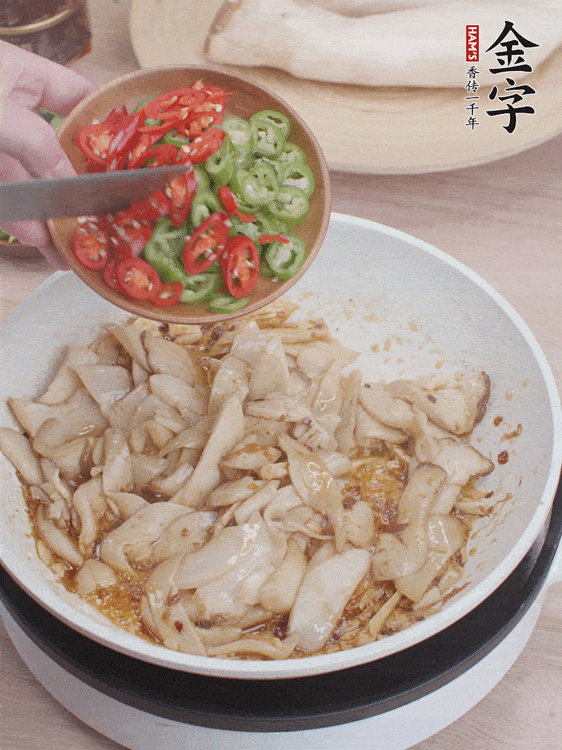 下杏鮑菇、青紅辣椒炒出香味。