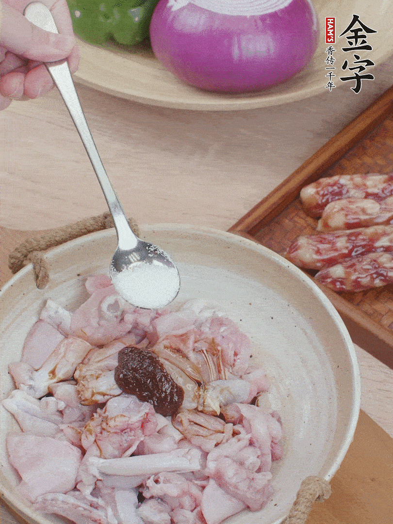 牛蛙塊加1勺柱候醬、1勺生抽、1/3勺白砂糖腌漬20分鐘。