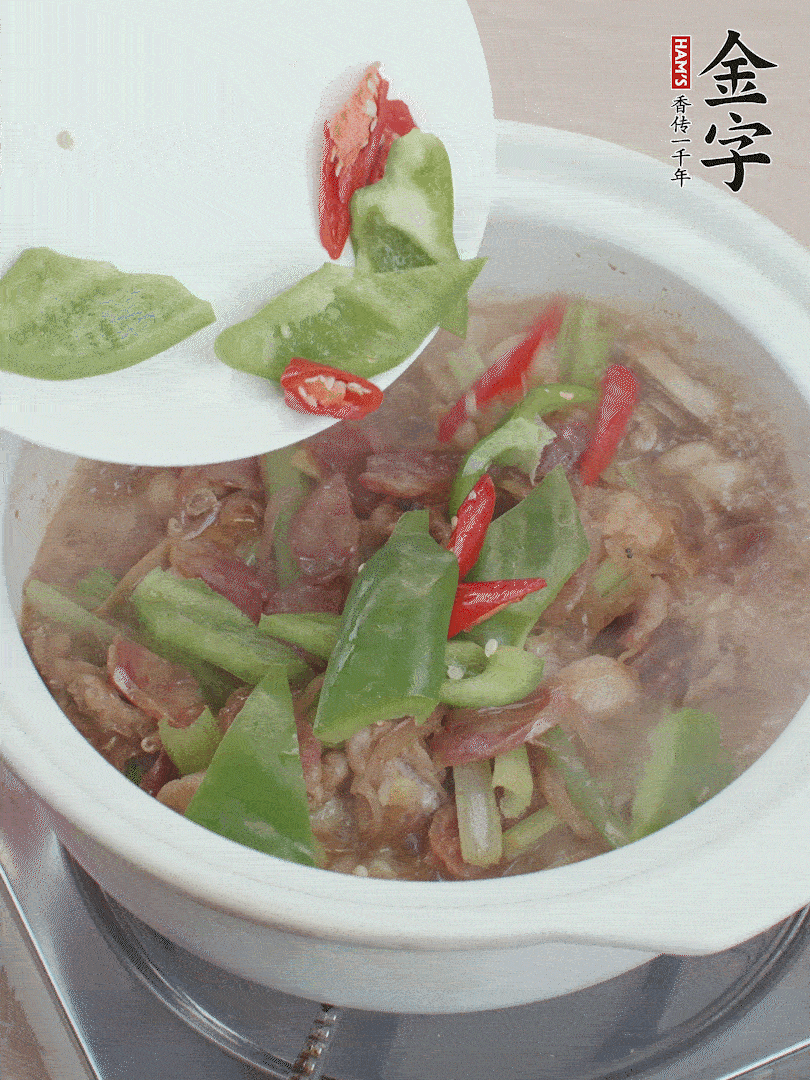 下綠菜椒，翻炒1分鐘。