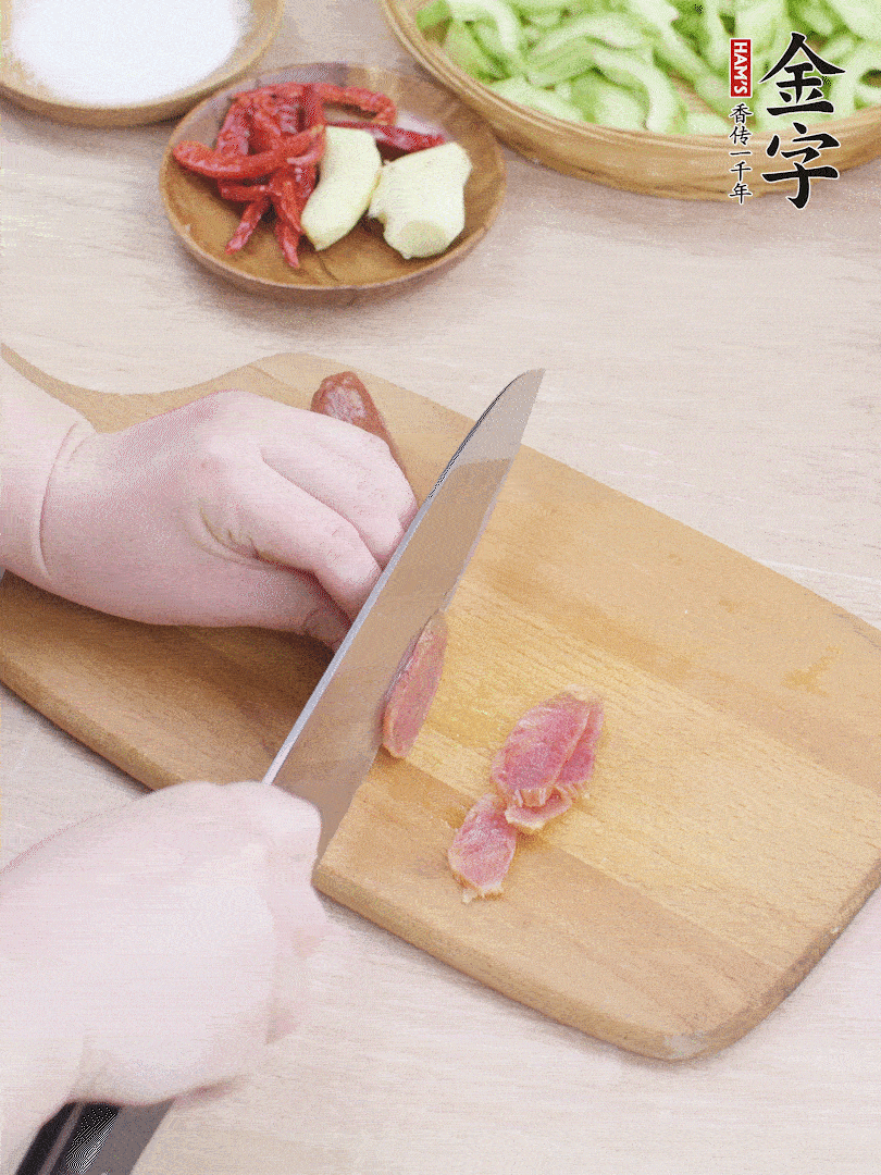 金字土香腸水煮10分鐘，切薄片。