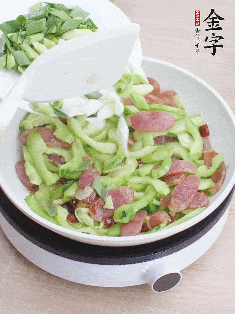 下青蒜翻炒。