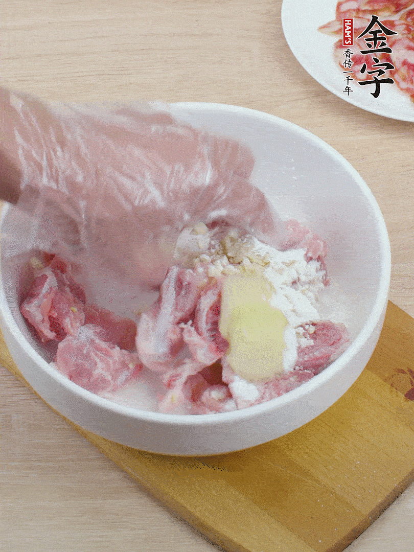 洗凈的小排，加鹽、姜、蒜末、淀粉、胡椒粉抓勻，腌制15分鐘。