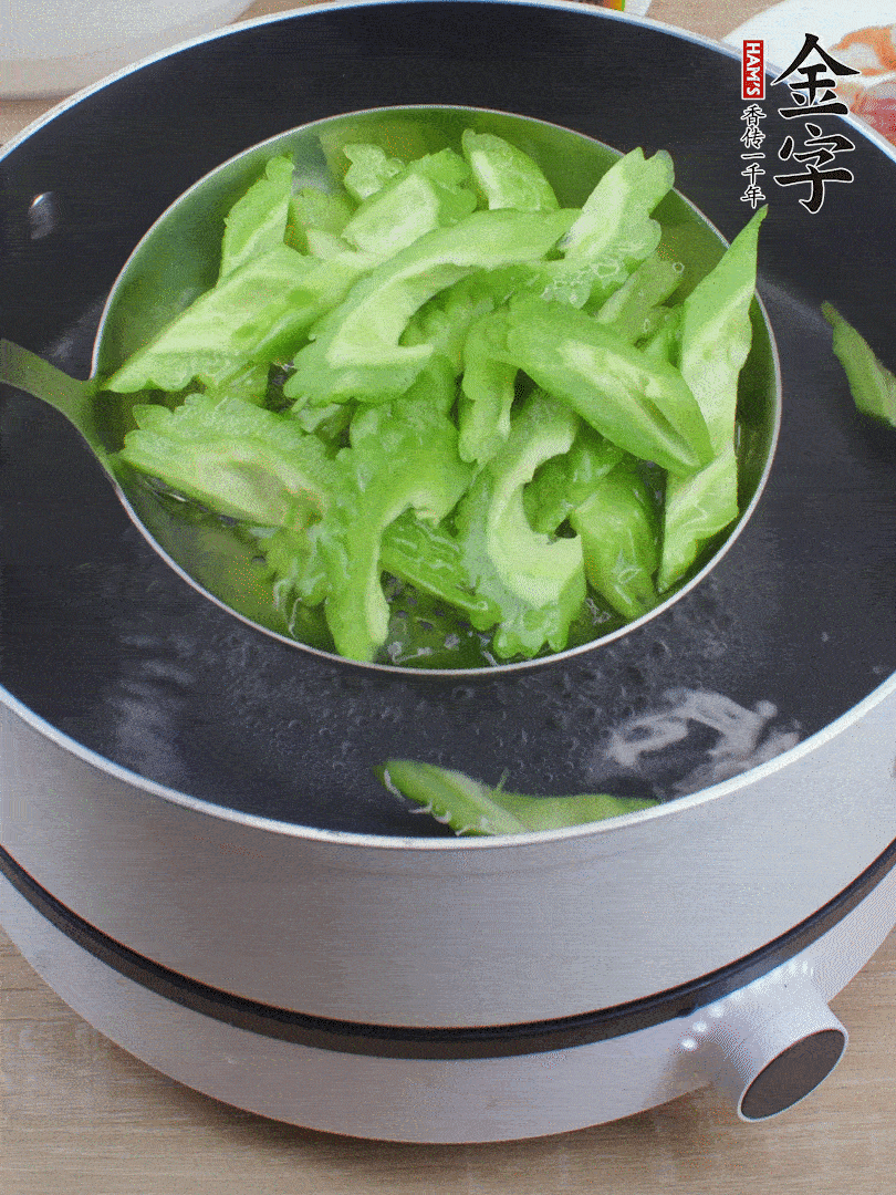 苦瓜去瓤切小塊，開水中加鹽汆燙30秒。