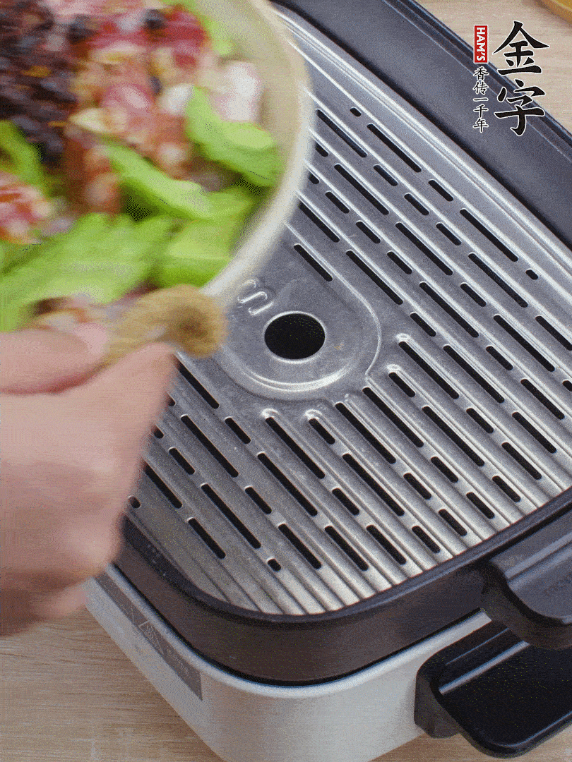 小排、苦瓜、香腸依次碼入，撒上豆豉蒸25分鐘。