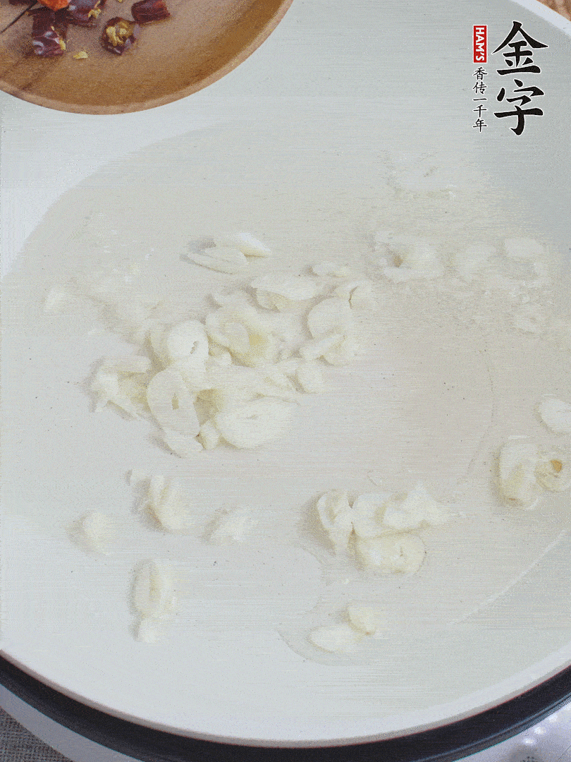 藕去皮，切成1cm見方的丁，放入清水浸泡。美人椒切圈。蒜切成末。