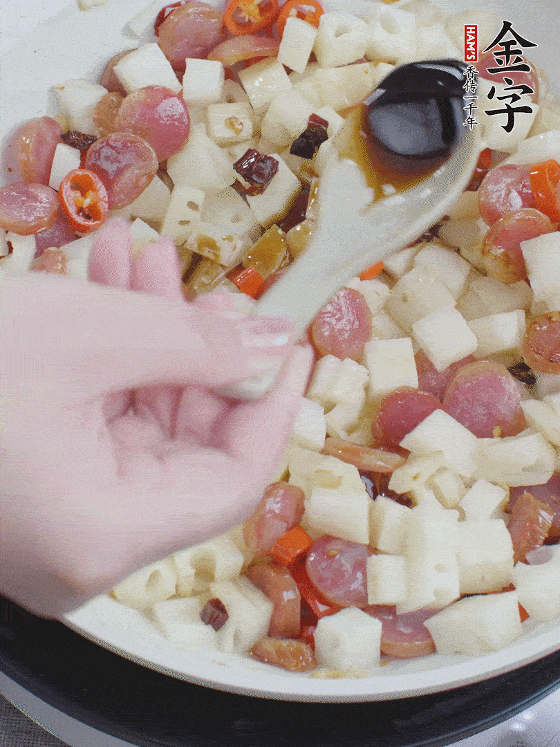 下藕丁，加生抽、香醋、白糖、鹽翻炒均勻。