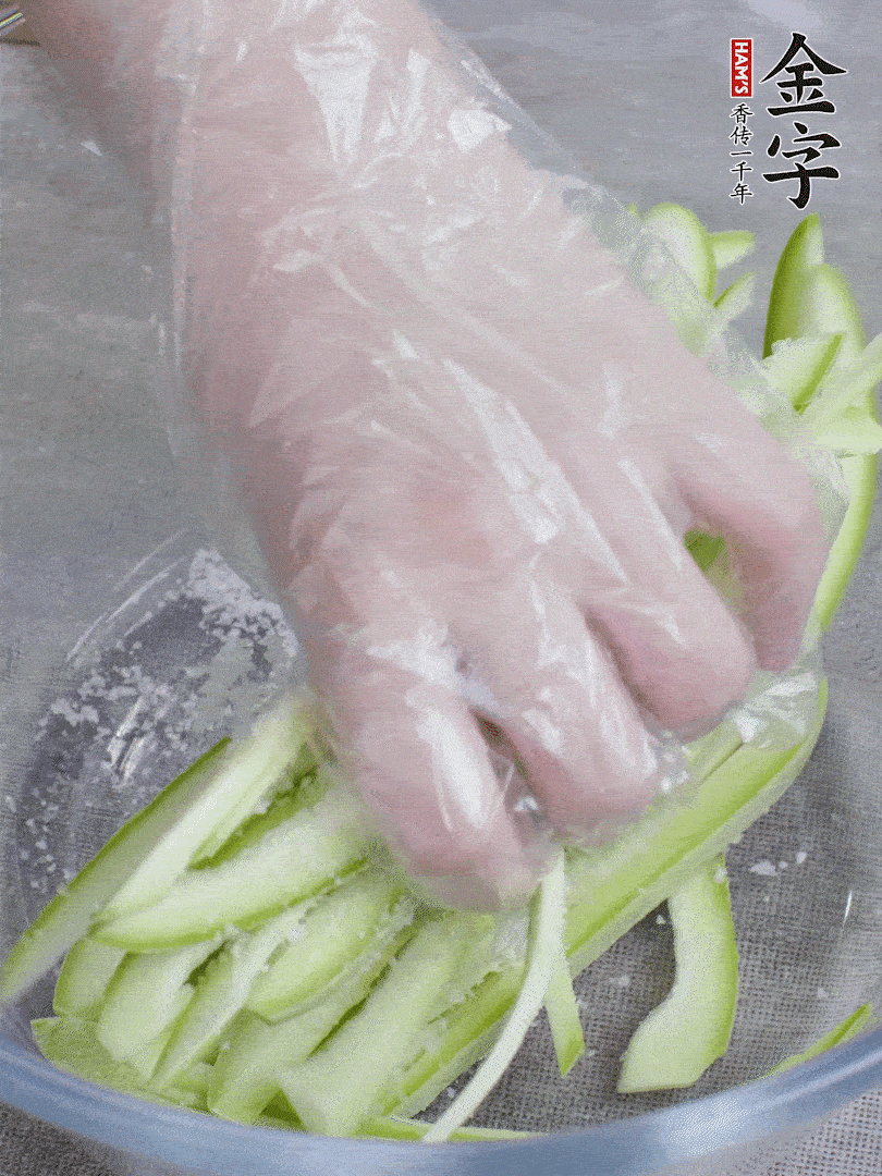 加鹽腌制15分鐘，清洗后擠干水份。