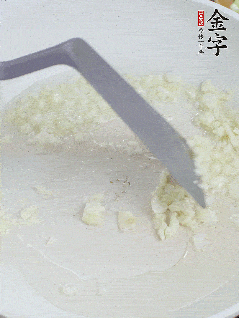 冷鍋熱油，下大蒜煎至兩面微黃。