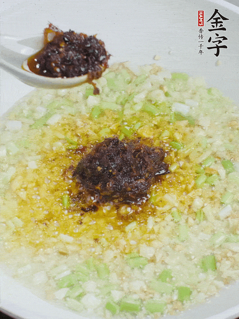 下蔥姜、1大勺金字火腿大師醬爆香。