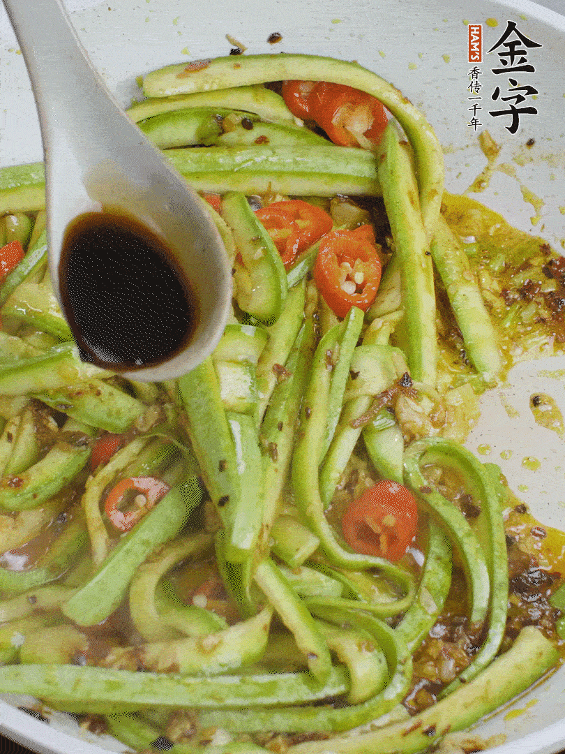 下西葫蘆，加1勺生抽、半勺蠔油、辣椒圈翻炒至斷生。