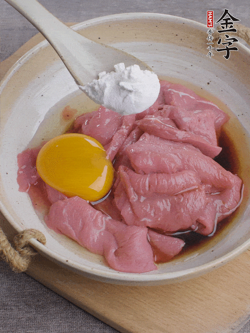 牛肉切片，雞蛋1個(gè)、水2勺、料酒1/2勺、生抽1/2勺、生粉1勺腌15分鐘。
