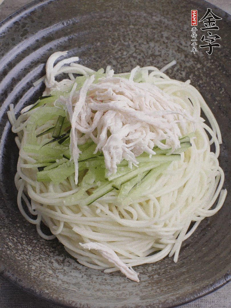 堿水面（熟）倒入大碗中，鋪上黃瓜絲、雞絲。