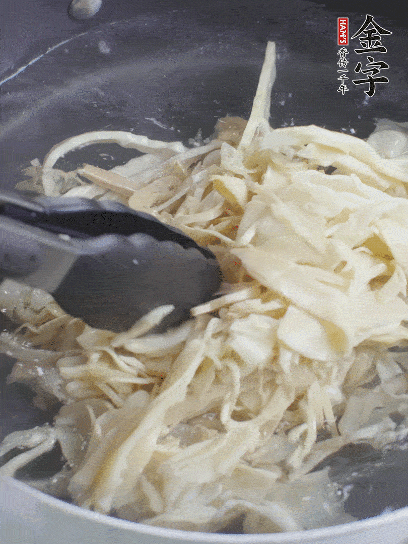 糯米筍焯水1分鐘，過涼水，擠干水份。