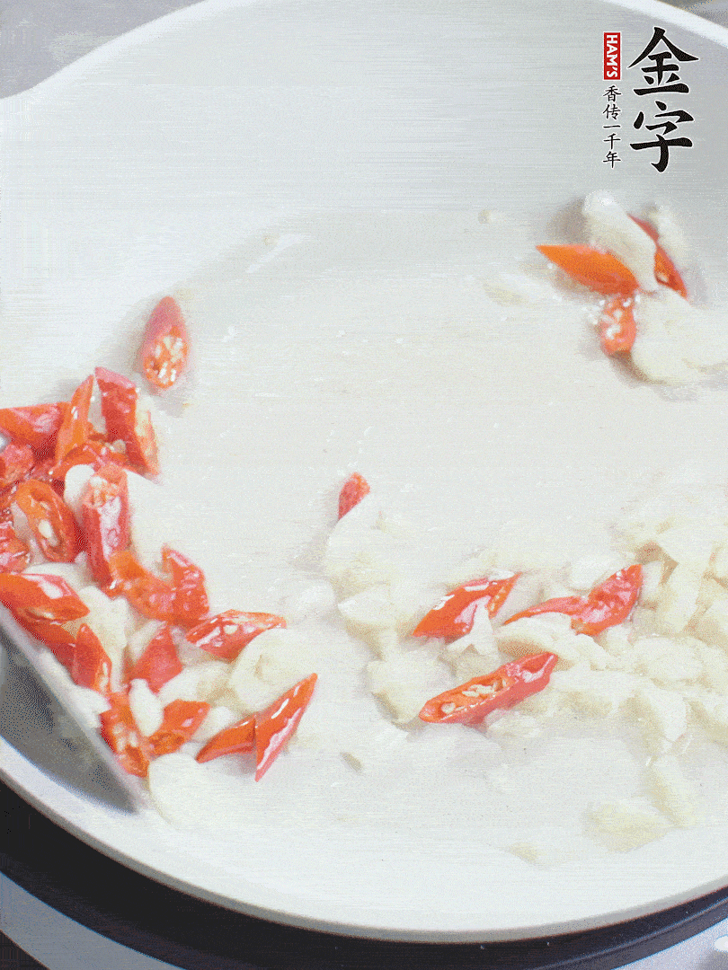 冷鍋熱油，下辣椒、大蒜煸香。