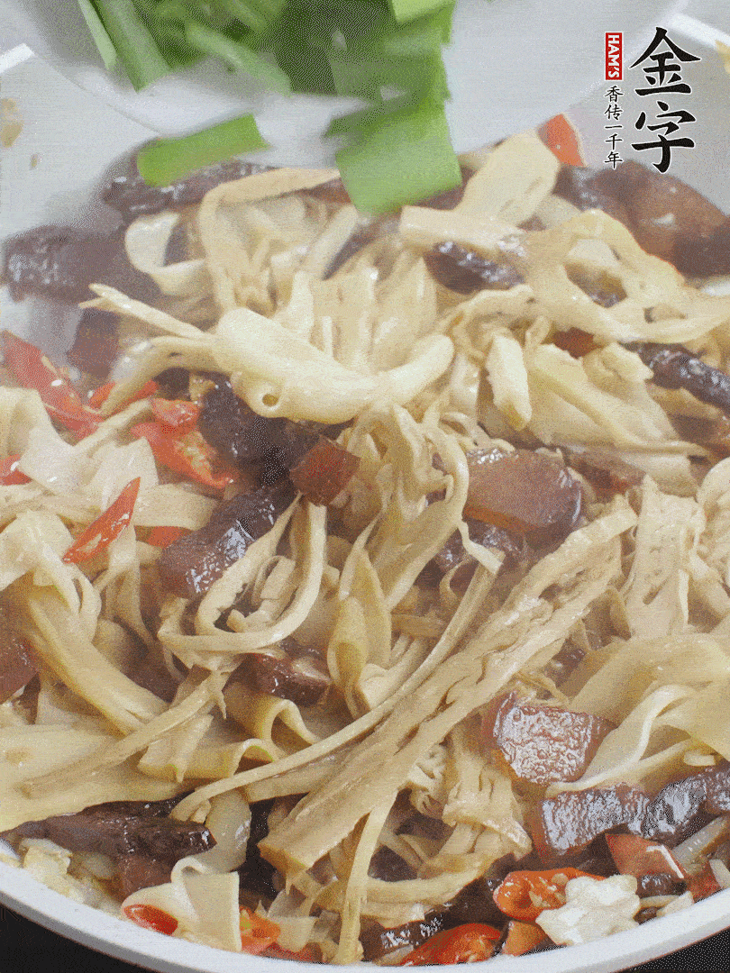 翻炒均勻，下蒜葉。