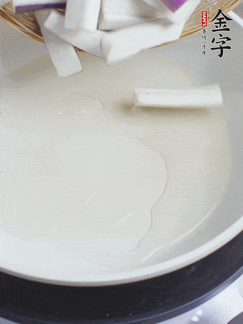 杭茄洗凈去蒂，縱向剖成4份，切成長(zhǎng)10cm左右的段。白洋蔥切絲?？谀⑾磧羧サ舯?。紅椒切菱形片。