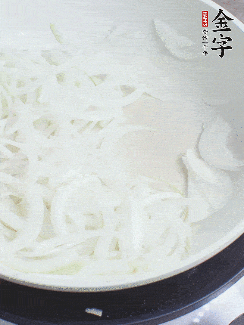 油熱下洋蔥絲、紅椒炒出香味。