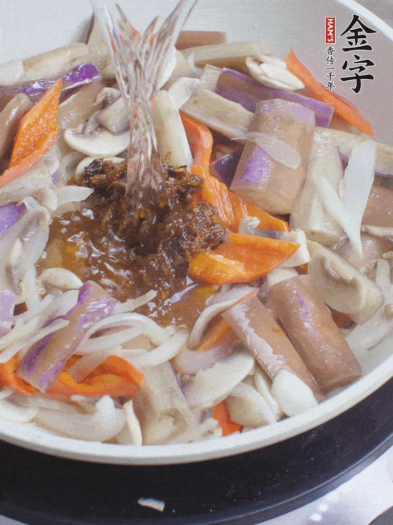 下茄子、口蘑，淋入料汁，加熱水份收干。