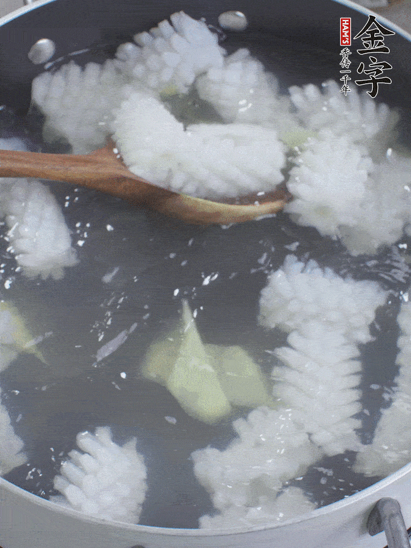 魷魚解凍后，加姜片、料酒汆燙30秒。