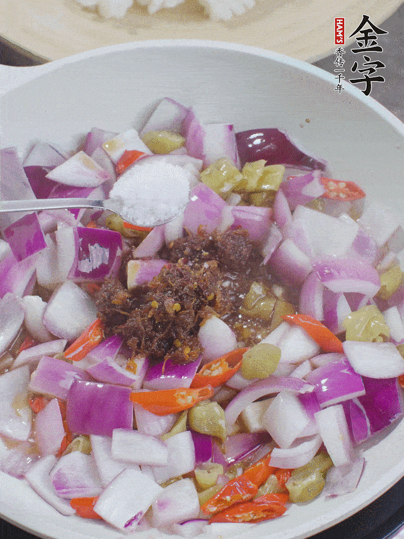 加1大勺金字火腿大師醬、2勺生抽、1勺糖，翻炒。