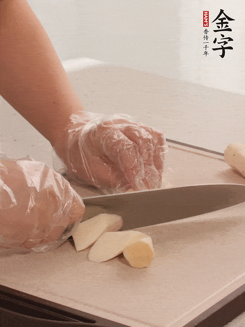 鐵棍山藥洗凈削皮，切斜刀塊。