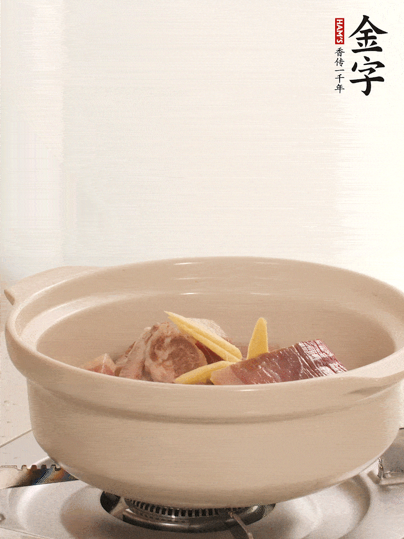 湯鍋放入排骨、火腿、姜，加適量水。煮開后轉(zhuǎn)小火燉40分鐘。