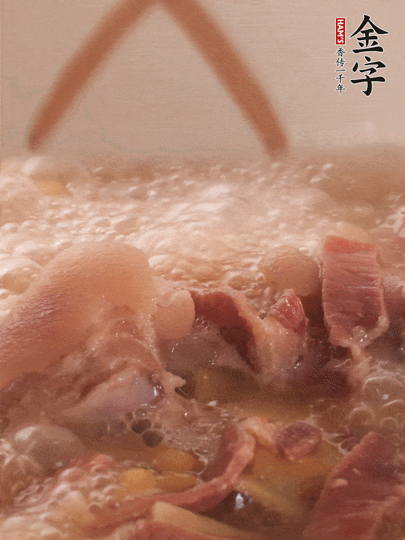 大火將水煮開后，蓋上鍋蓋，轉(zhuǎn)小火慢燉1個(gè)半小時(shí)。