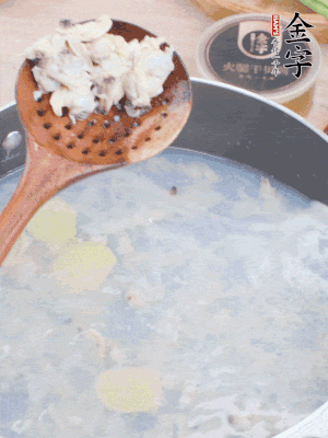 沸水下花蛤肉、姜片、料酒焯水。