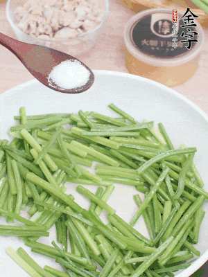 起鍋熱油，下韭菜苔炒至變色。加少許鹽。