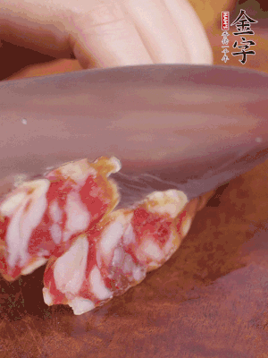 金字香腸斜切成大片。