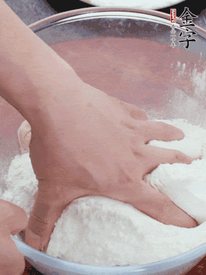 新鮮豬肚以面粉擦洗抓勻。