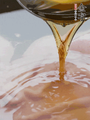 洗凈后冷水下鍋，加黃酒焯水。