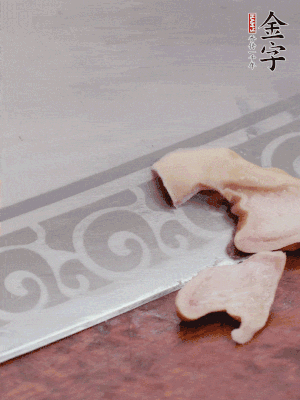 橫向一分為二，均勻切絲。