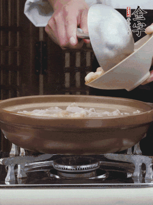 燜煮30分鐘，下花生、紅棗煮5分鐘。（花生提前預(yù)煮15分鐘）