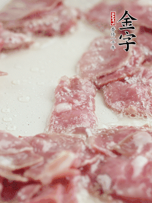 炒鍋熱油，下培根火腿煸炒。