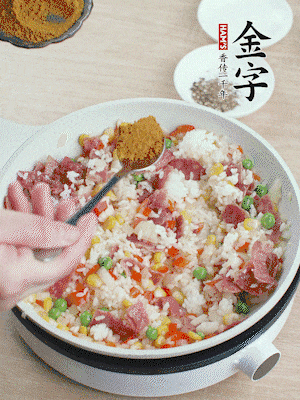 1勺咖喱粉、1/2勺鹽，少許黑胡椒碎炒均。