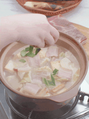 一小撮鹽、糖、雞精調(diào)味，最后撒點(diǎn)蒜葉點(diǎn)綴。