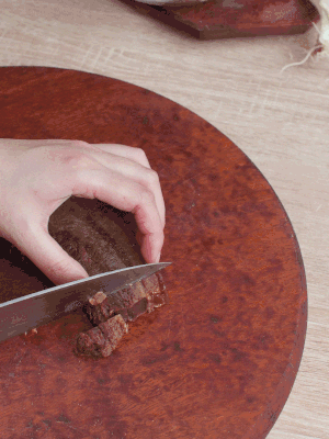 金字臘肉水煮15分鐘，切片。