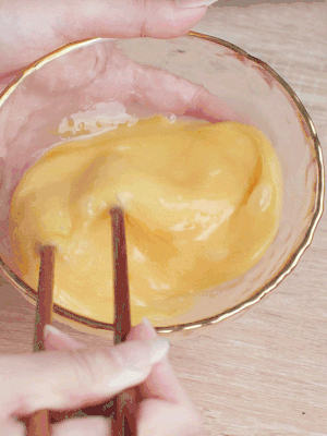 雞蛋調(diào)入少許黃酒打散。