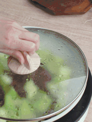 西葫蘆略出水時(shí)，加一小撮鹽調(diào)味。