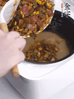 鋪在洗好的大米上，加清水，與食材持平。