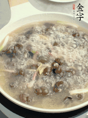 放辣椒，加一點(diǎn)鹽、糖，大火翻炒。