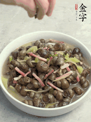 出鍋，撒點(diǎn)蔥花。