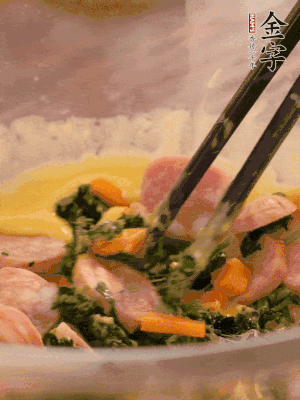 雞蛋、面粉、玉米油攪拌到無顆粒狀態(tài)。再加入菠菜、胡蘿卜、烤腸。少許鹽調(diào)味。