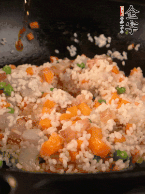 加入糯米翻炒均勻。最后加入蝦仁，用1勺料酒、1勺生抽、1/2勺鹽調(diào)味。