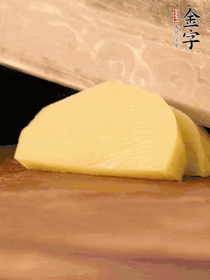 土豆去皮切丁。水開后，放入鍋中煮2-3分鐘，撈出瀝干水分。