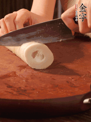 春筍去殼切滾刀塊，焯水備用。