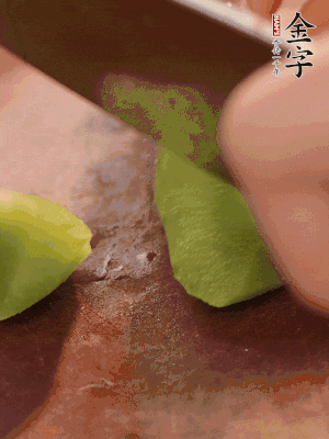 萵筍切滾刀塊。