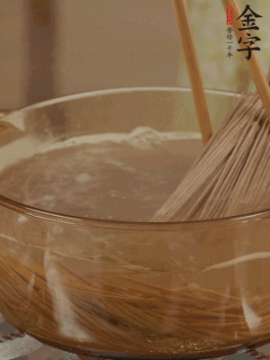 水開后下蕎麥面，煮2分鐘后過涼水備用。